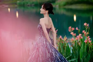 李一桐抹胸长裙性感写真图片_7
