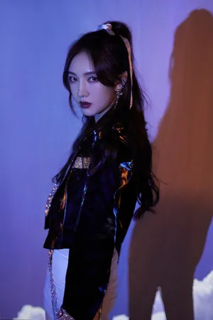 孟佳皮衣紧身裙酷美写真图片_2