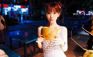 毛晓彤吊带裙甜美街拍图片