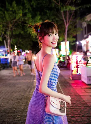 毛晓彤吊带裙甜美街拍图片