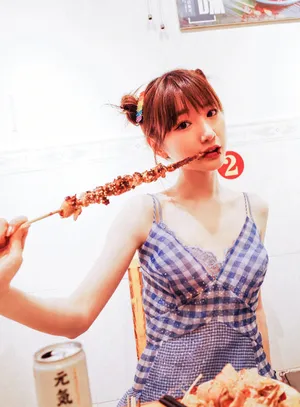 毛晓彤吊带裙甜美街拍图片_2