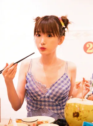 毛晓彤吊带裙甜美街拍图片_4