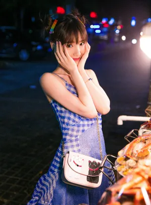 毛晓彤吊带裙甜美街拍图片_7