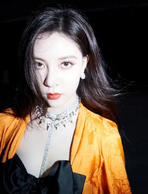 宋妍霏钻石口罩飒美写真图片
