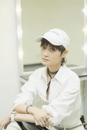 李宇春白衬衣复古休闲写真图片