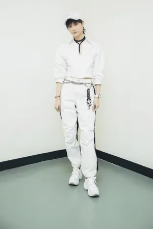 李宇春白衬衣复古休闲写真图片_2