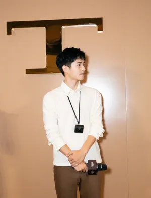 刘昊然初秋温暖阳光写真图片_9