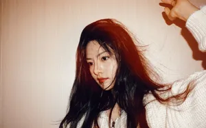 张艺上俏皮少女居家自拍图片