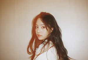 张艺上俏皮少女居家自拍图片