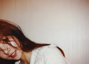 张艺上俏皮少女居家自拍图片_2