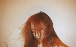 张艺上俏皮少女居家自拍图片_3