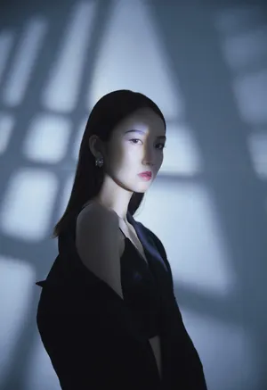 刘力菲暗黑系性感甜酷写真图片_8