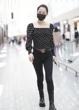 白冰丸子头短上衣修长美腿机场照图片_1
