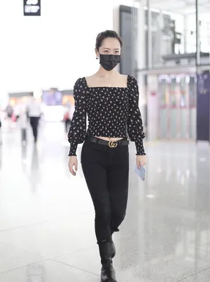 白冰丸子头短上衣修长美腿机场照图片