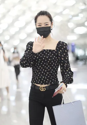 白冰丸子头短上衣修长美腿机场照图片_2