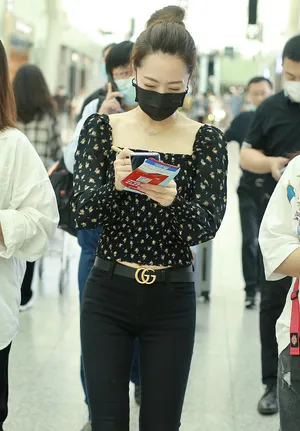 白冰丸子头短上衣修长美腿机场照图片_3