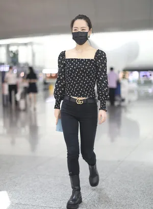 白冰丸子头短上衣修长美腿机场照图片_4