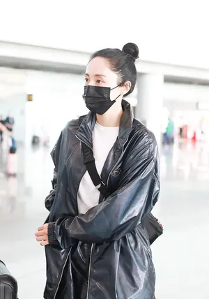 董璇亮面外套美腿精致时髦机场照图片