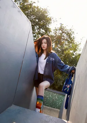 李嫣卫衣热裤修长美腿又酷又飒写真图片_6