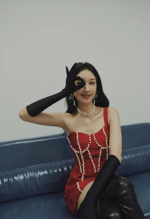 张俪性感红裙写真图片_5