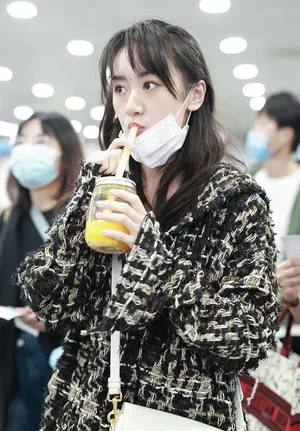 袁冰妍小香风外套笑眼弯弯可爱机场照图片_1