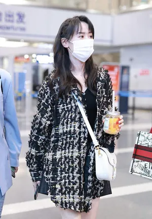袁冰妍小香风外套笑眼弯弯可爱机场照图片_2