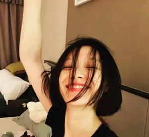 倪妮短发居家笑容甜美自拍照图片_1
