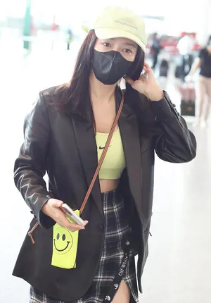 秦岚背心开衩裙秀纤腰美腿机场照图片_2