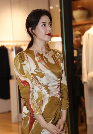曾黎红唇长裙优雅美丽魅力足现场照图片_3