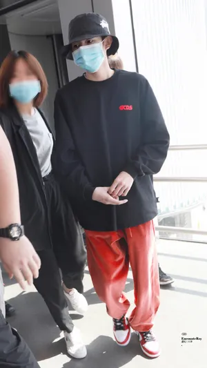 王源黑衣红裤睡眼惺忪呆萌可爱机场照图片
