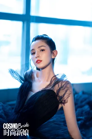 哈妮克孜黑天鹅造型性感写真图片_1