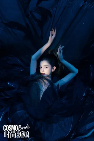 哈妮克孜黑天鹅造型性感写真图片_2