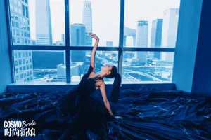 哈妮克孜黑天鹅造型性感写真图片_5