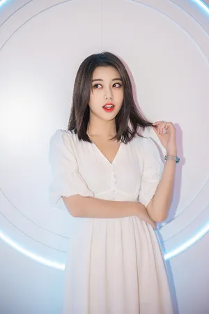 刘人语白裙甜美治愈写真图片_3