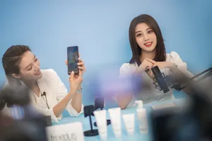 刘人语白裙甜美治愈写真图片_6