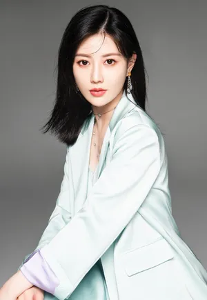 侯梦瑶绿色西装时尚写真图片