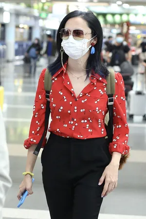 姚晨红色樱桃衬衫复古时髦机场照图片