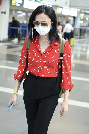 姚晨红色樱桃衬衫复古时髦机场照图片_1