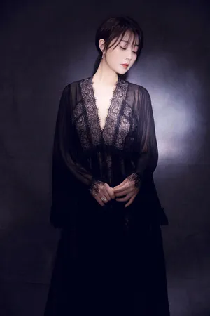 殷桃深V裙性感撩人写真图片