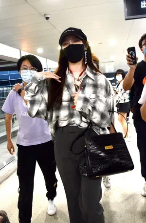 孟佳格纹衬衫西装裤休闲风十足机场照图片