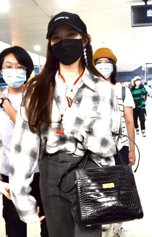 孟佳格纹衬衫西装裤休闲风十足机场照图片_4