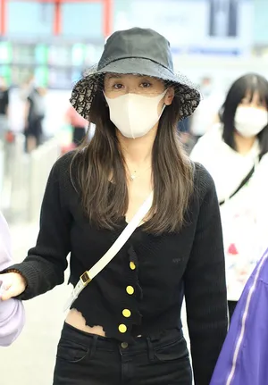 袁冰妍网纱帽黑色套装复古时髦机场照图片_3