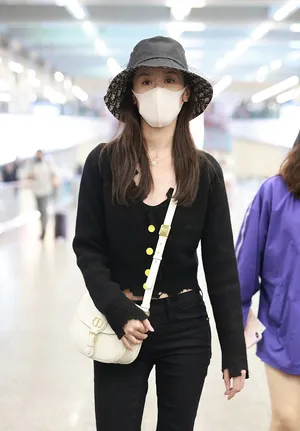 袁冰妍网纱帽黑色套装复古时髦机场照图片_4