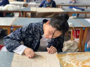 张馨予茶山民族风外套休闲惬意美照图片_1