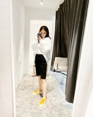 Angelababy白卫衣黑短裤潮酷回眸自拍图片