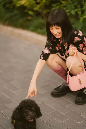 王悦伊印花裙初秋街拍图片