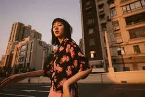 王悦伊印花裙初秋街拍图片_2