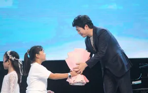 郎朗西装笔挺演奏钢琴气场强现场照图片