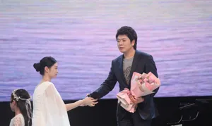 郎朗西装笔挺演奏钢琴气场强现场照图片_2