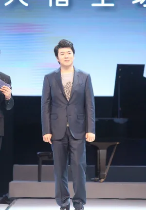 郎朗西装笔挺演奏钢琴气场强现场照图片_4